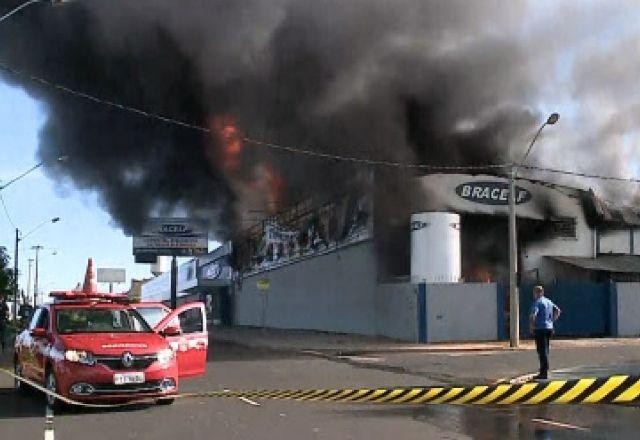 Incêndio destroi loja de materiais elétricos em Rio Preto