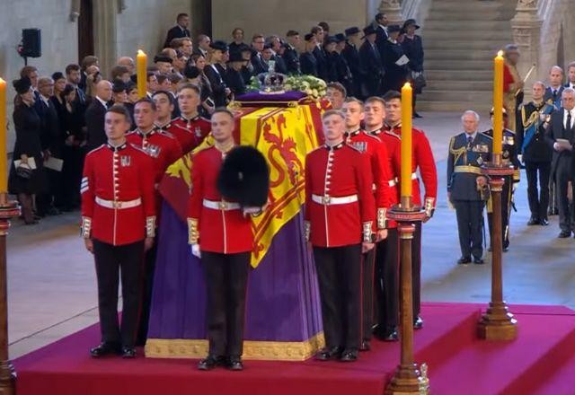 Caixão da rainha Elizabeth II chega ao Westminster Hall, em Londres