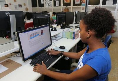 Governo sanciona lei que garante internet para alunos da rede pública