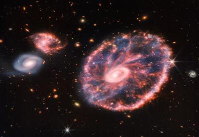 Telescópio da Nasa captura foto nítida da galáxia "Roda de Carro"