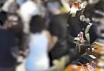 Garçom é flagrado furtando celular de cliente em restaurante