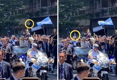 Vídeo mostra garrafa atirada em direção a Milei durante desfile na Argentina