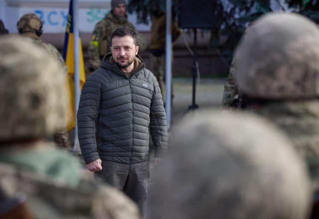 Zelensky visita Kherson após retirada russa: "estamos avançando"