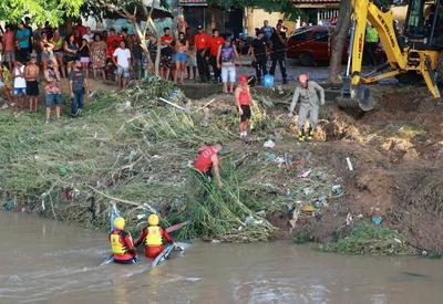 Corpo de Bombeiros continua buscas por duas vítimas das fortes chuvas no Rio
