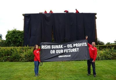 Em protesto à exploração de petróleo, ativistas cobrem mansão de premiê britânico