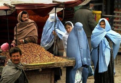 Talibã diz que não vai exigir o uso de burca para mulheres