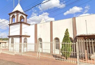 Homem rouba igreja, amarra fiéis e foge de bicicleta em MG