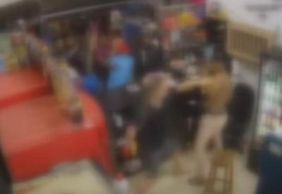 Dois são presos por agressão e ofensa racista contra funcionário de bar
