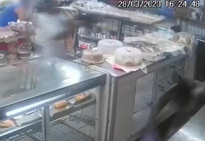 Bandido armado com fuzil persegue rapaz e causa pânico em padaria