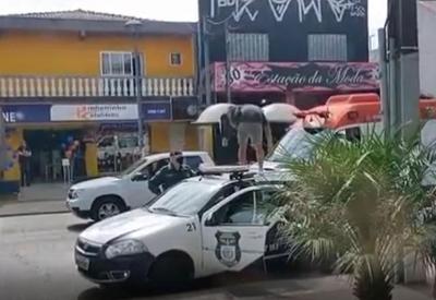 Homem é flagrado atacando viatura de guarda municipal de Curitiba