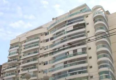 Homem arremessa mulher do 9º andar de prédio em Niterói e depois se mata