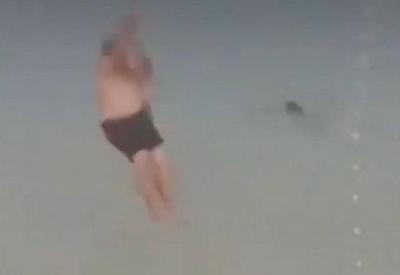 Vídeo: Cabo de tirolesa arrebenta e homem cai no mar