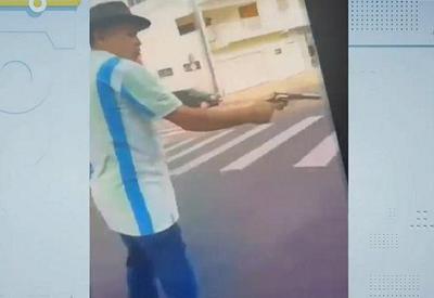 Homem que gravou vídeo ameaçando policiais com arma e violão é preso