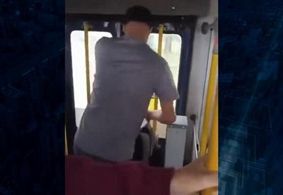 Passageiros gravam homem fugindo de ônibus após importunação