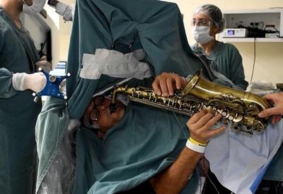 No Brasil: paciente toca saxofone durante cirurgia no cérebro
