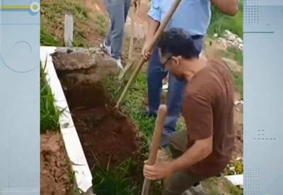 Familiares abrem cova para enterrar jovem após recusa de funcionários