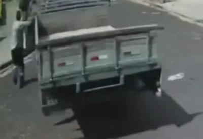 Trabalhador morre tentando segurar caminhão em movimento