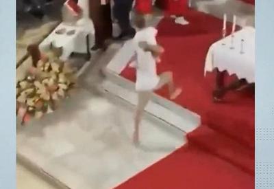 Alucinado, homem entra correndo em igreja e abandona criança no altar