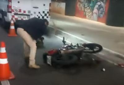 SP: homem destrói a própria moto a marteladas durante blitz