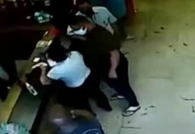 Mulher é atacada a facadas pelo ex em supermercado