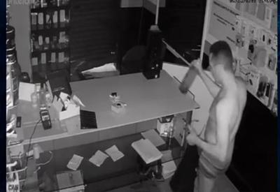 Ladrão invade loja apenas de cueca para praticar furto