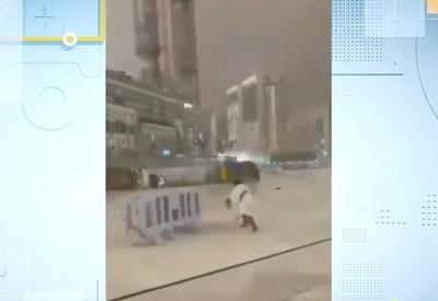 Rajadas de vento arrastam peregrinos em meio a tempestade em Meca