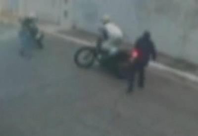 Derrubado três vezes: homem impede roubo de moto de forma inusitada