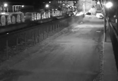 Vídeo: carro é atingido por trem em Cruzeiro, no interior de São Paulo
