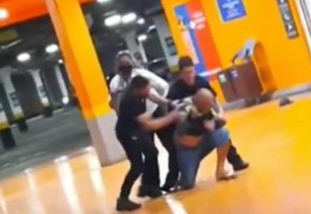 Justiça manda Carrefour punir funcionários acusados de racismo