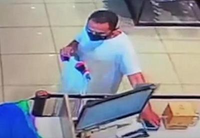 Flagrante: casal furta celulares de funcionários de loja em Curitiba (PR)