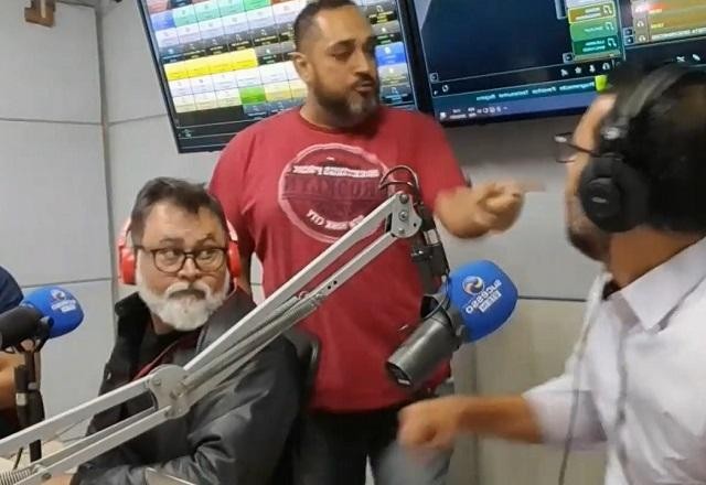 GO: homem invade estúdio de rádio e agride jornalistas ao vivo