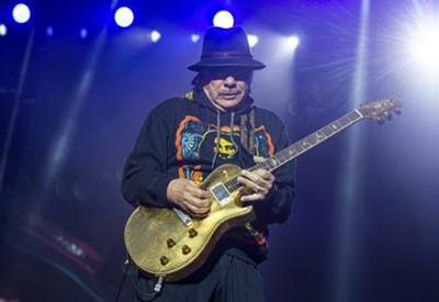Guitarrista Carlos Santana desmaia durante show em Michigan (EUA)