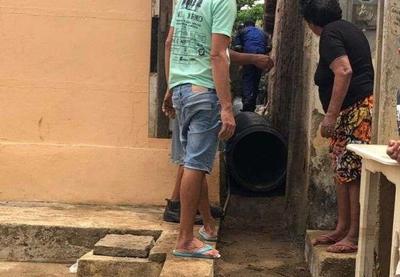 Homem embriagado "entra pelo cano" e mobiliza bombeiros na Paraíba