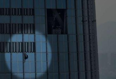 Homem é preso ao escalar o 5º maior prédio do mundo sem proteção
