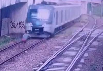 Vídeo: homem escapa por pouco de ser atropelado por metrô no Recife