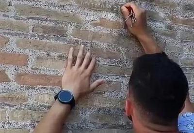 Itália procura turista flagrado gravando nomes nas paredes do Coliseu