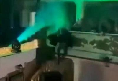 Vídeo: "Batman" despenca do teto de casa de festas e se machuca