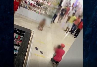 Criminoso faz mãe e filho de reféns em shopping popular