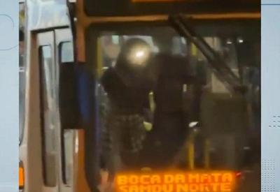 DF: homem armado com faca faz passageira refém em ônibus