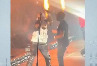 Irritado, 50 Cent arremessa microfone e deixa mulher ferida durante show