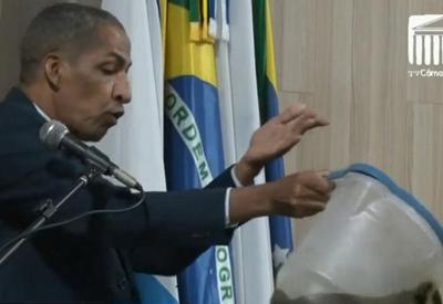 Vereador derruba balde de esgoto em plenário de Câmara no RJ