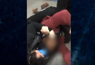 Homem negro é agredido por agentes do metrô de São Paulo em frente ao filho