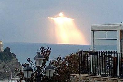 Homem registra imagem semelhante a Jesus entre nuvens na Itália