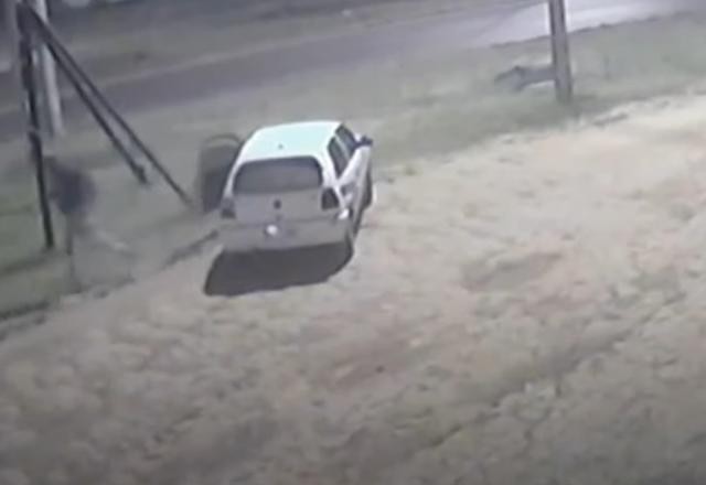Homem mata duas pessoas após bola atingir carro