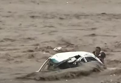 Motorista é resgatado após carro cair em rio na China