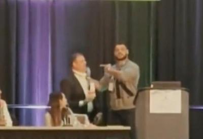 Médico é agredido durante discurso em congresso de medicina