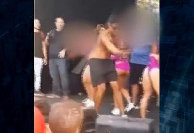 Assediador é flagrado dando tapa em dançarinas durante show