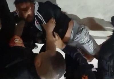 Ensandecidos, policiais são flagrados agredindo homens durante abordagem
