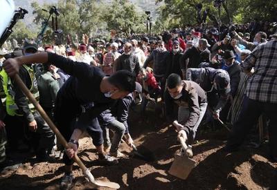 Multidão acompanha enterro de criança que morreu em buraco no Marrocos