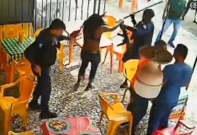 Violência: guardas municipais são flagrados agredindo mulher com cassetetes